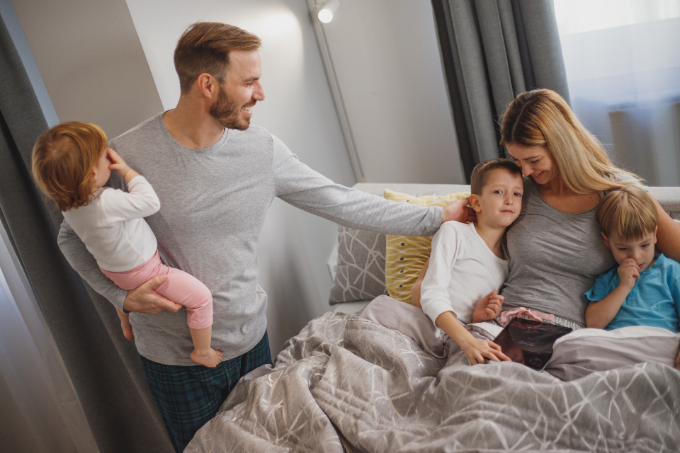 Parents et enfants qui rient ensemble le matin